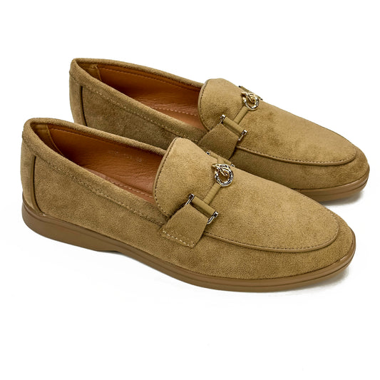 Mocassins femme aspect daim camel à ornement doré, vue de la paire – SELEX