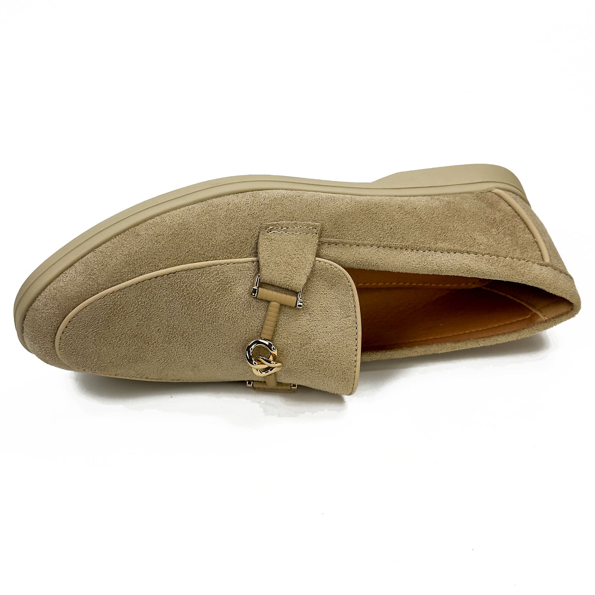 Mocassins femme aspect daim beige clair à ornement doré, vue de dessus – SELEX