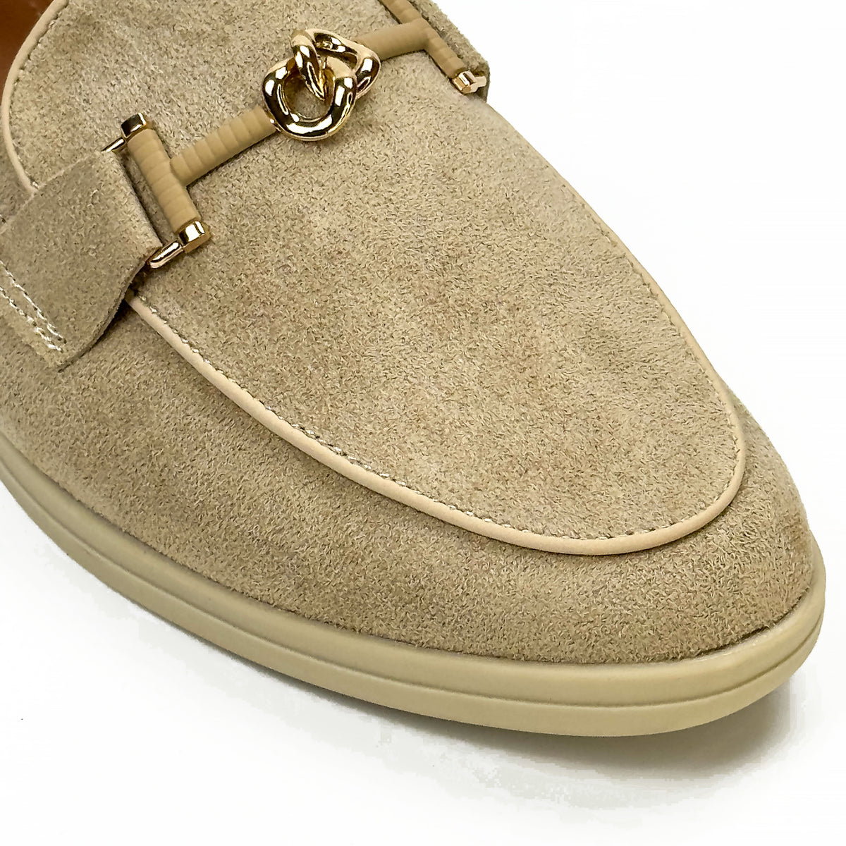 Mocassins femme aspect daim beige clair à ornement doré, vue rapprochée du détail – SELEX