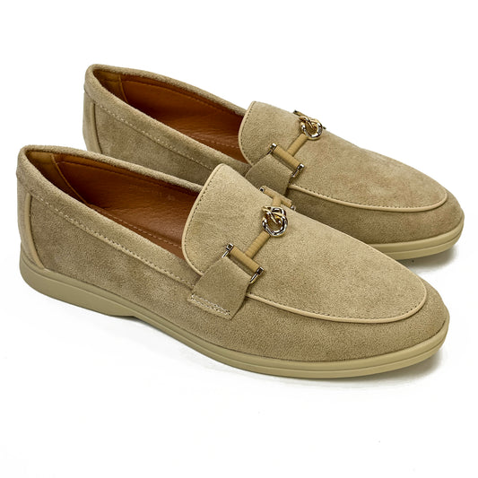 Mocassins femme aspect daim beige clair à ornement doré, vue de la paire – SELEX