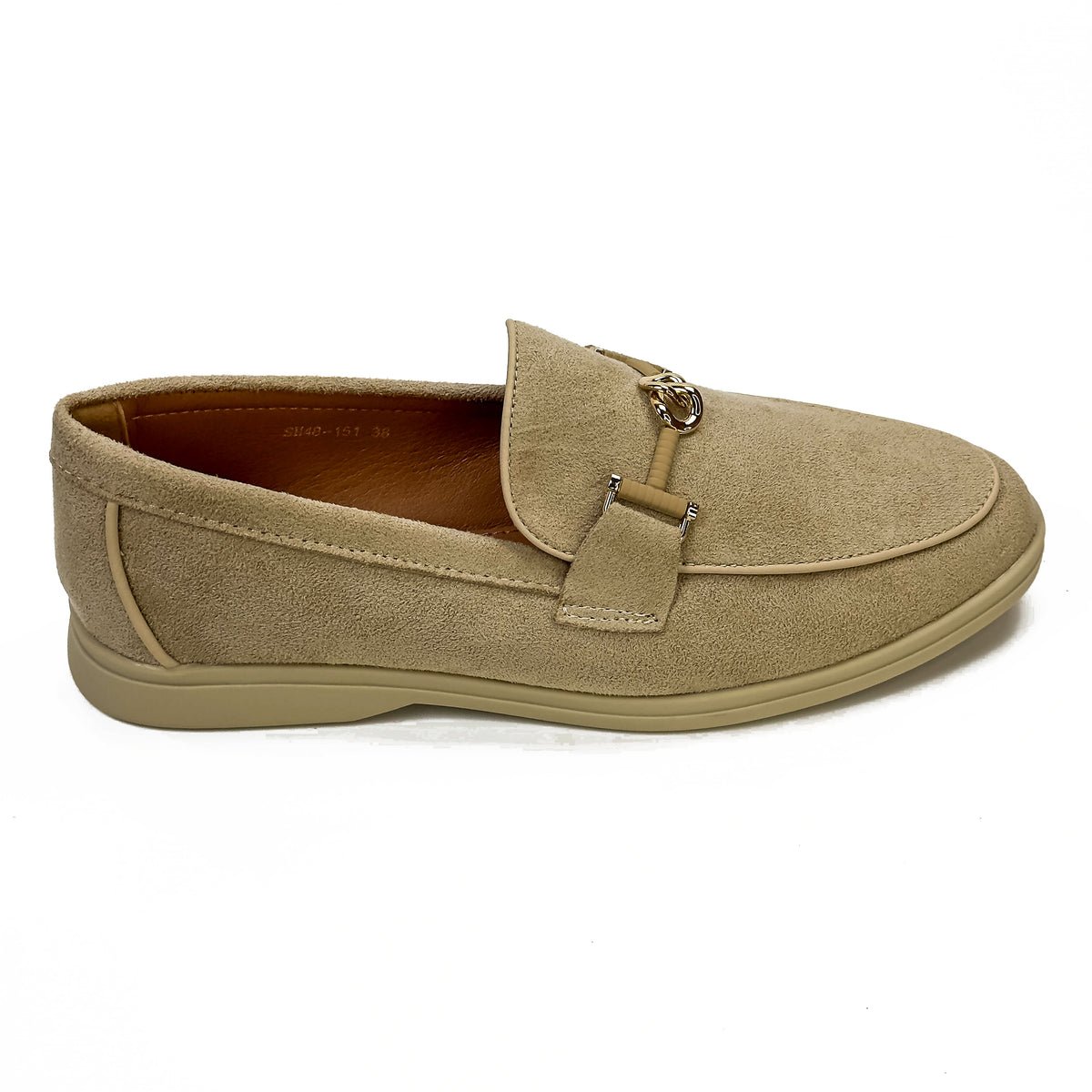 Mocassins femme aspect daim beige clair à ornement doré, vue de profil – SELEX