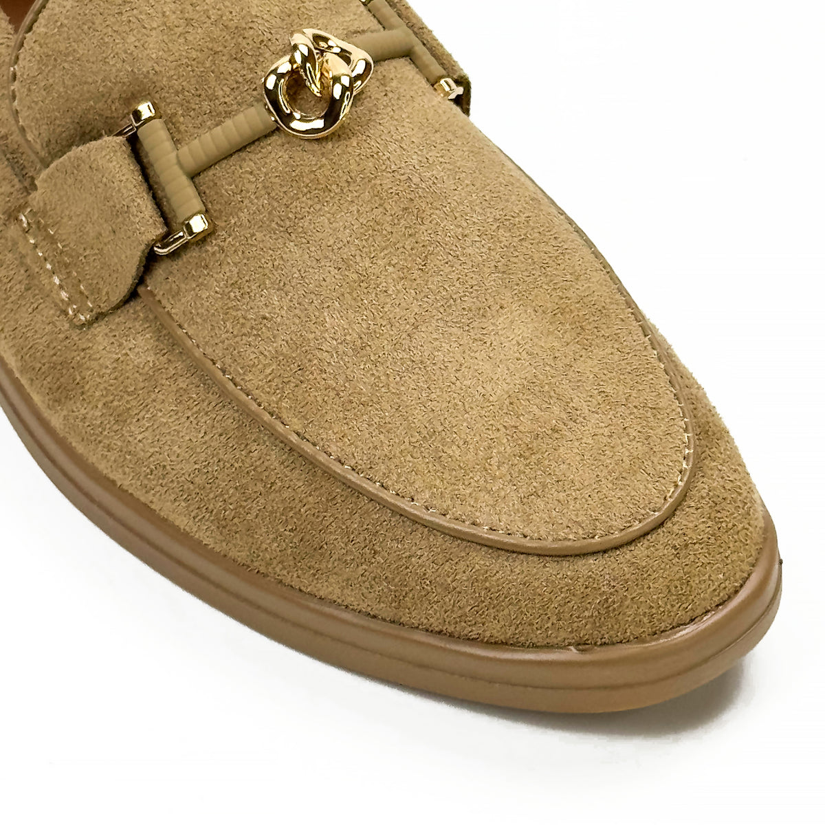 Mocassins femme aspect daim camel à ornement doré, vue rapprochée du détail – SELEX