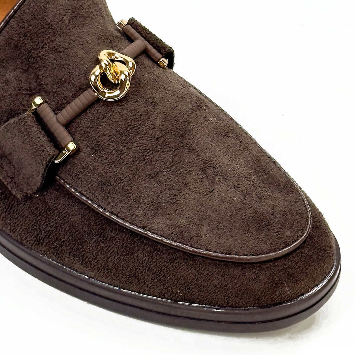 Mocassins femme aspect daim marron foncé à ornement doré, vue rapprochée du détail – SELEX