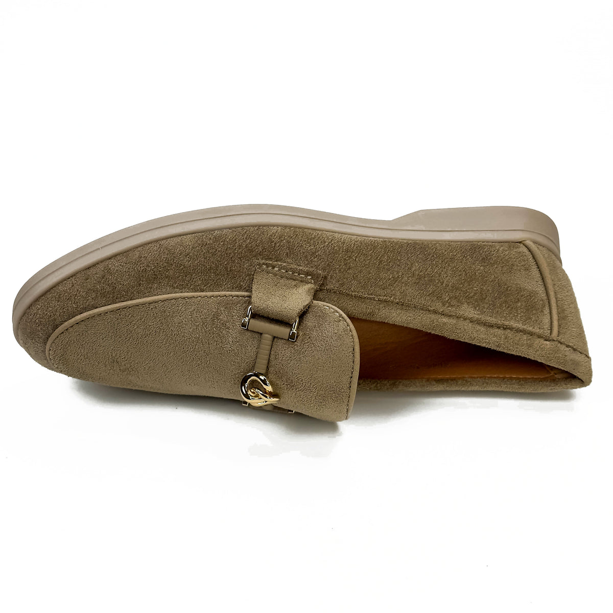 Mocassins femme aspect daim taupe à ornement doré, vue de dessus – SELEX