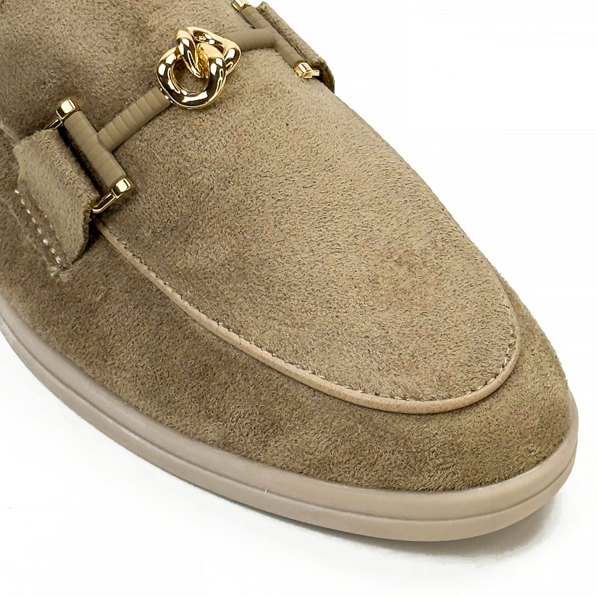 Mocassins femme aspect daim taupe à ornement doré, vue rapprochée du détail – SELEX