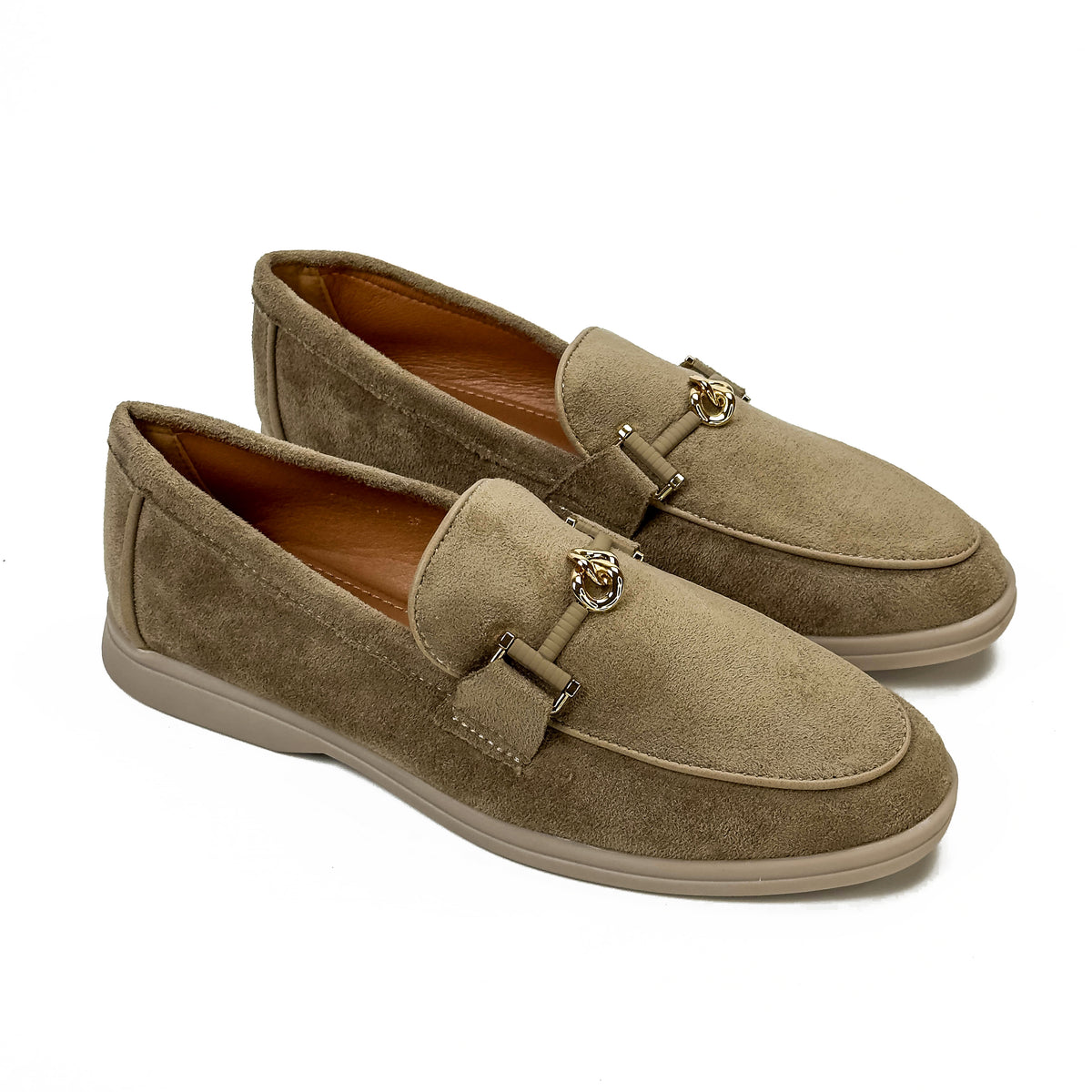 Mocassins femme aspect daim taupe à ornement doré, vue de la paire – SELEX