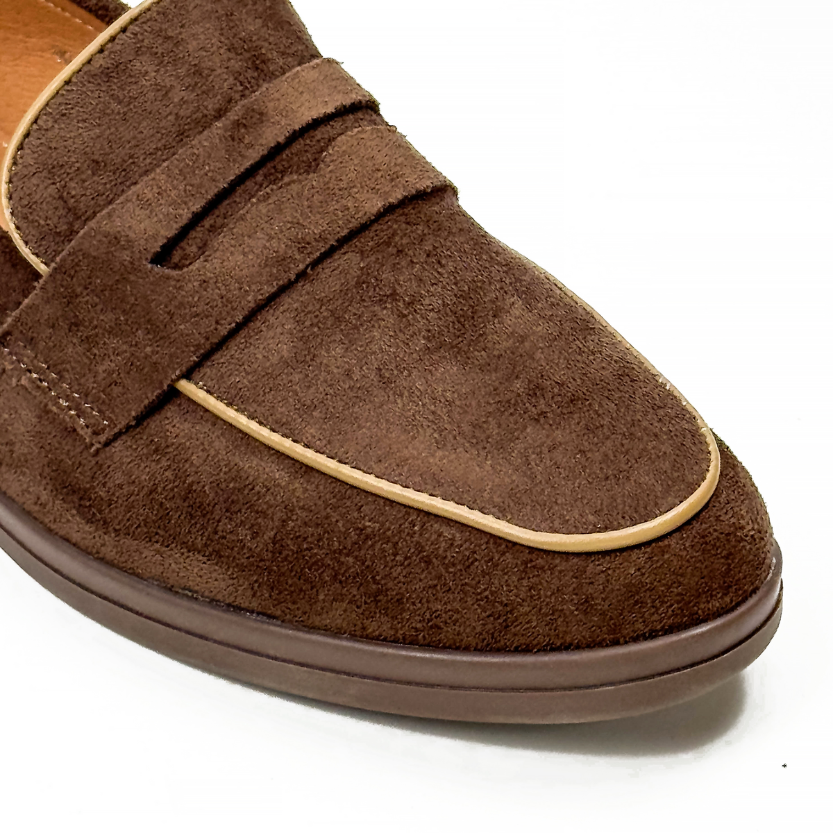 Mocassins femme à bride aspect daim marron, gros plan du bout – SELEX