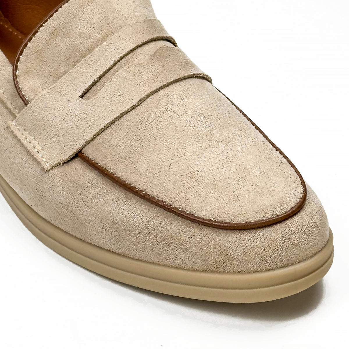 Mocassins femme à bride aspect daim taupe, gros plan du bout – SELEX