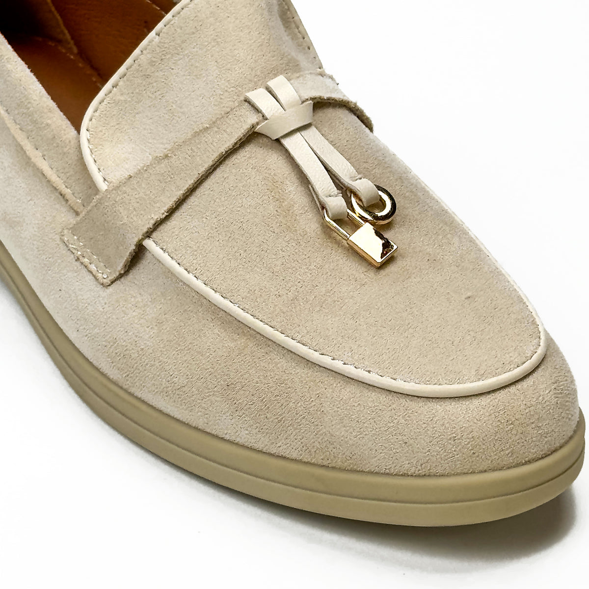 Détail de la bride et de l’ornement métallique des mocassins femme beige – SELEX