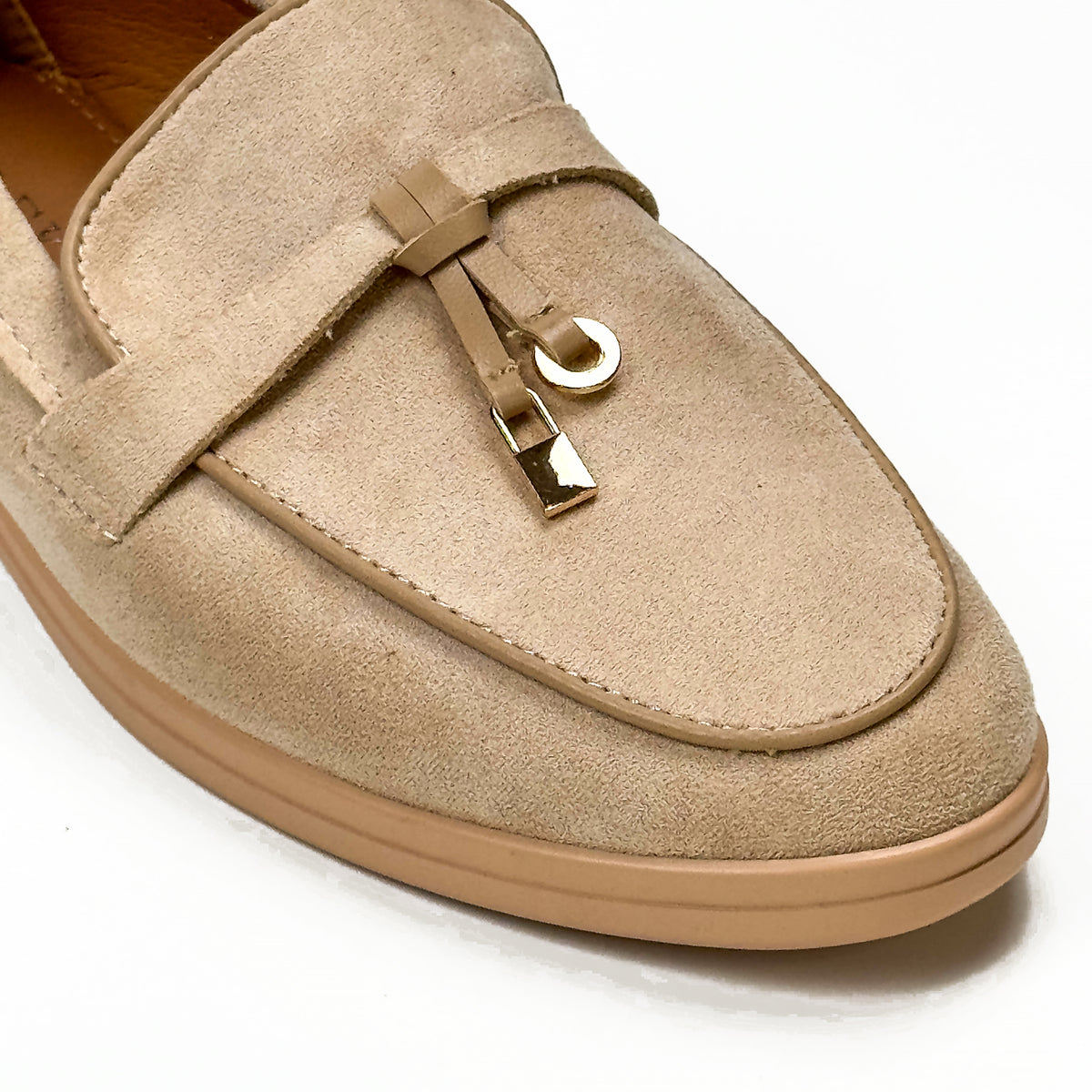 Détail de la bride et de l’ornement métallique des mocassins femme nude – SELEX