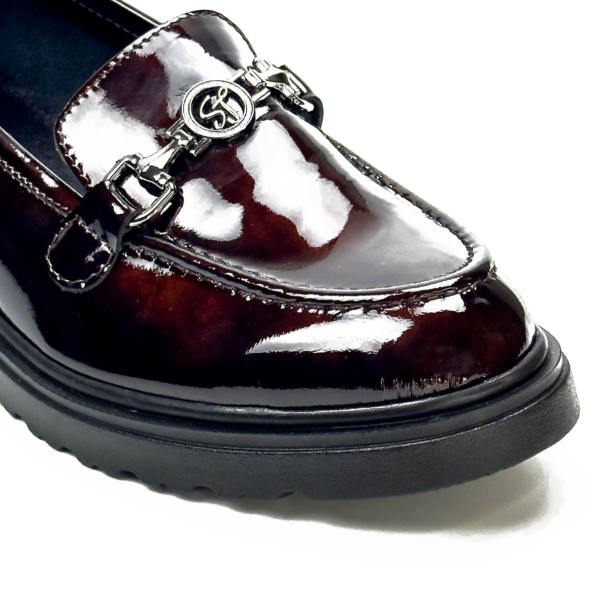 Détail de la chaîne métallique des mocassins femme en cuir bordeaux – SELEX