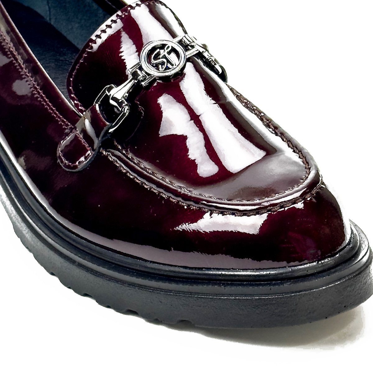 Détail de la chaîne métallique des mocassins femme en cuir bordeaux – SELEX