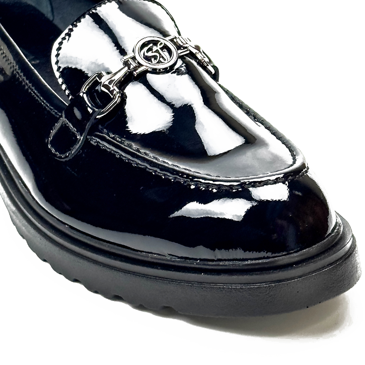 Détail de la chaîne métallique des mocassins femme en cuir noir – SELEX