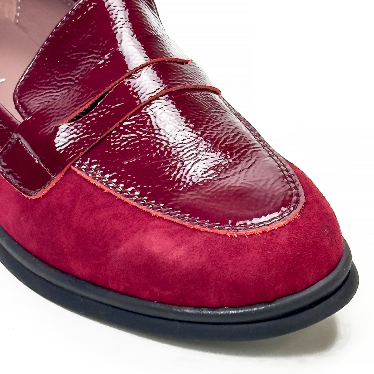 Détail des empiècements des mocassins femme en cuir 100 % bordeaux – SELEX