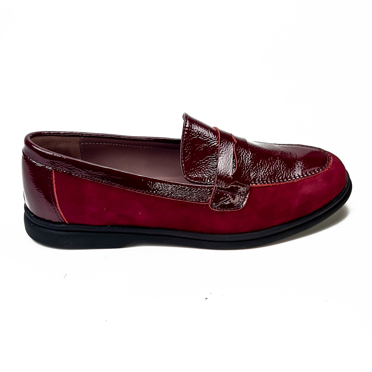 Mocassins femme en cuir 100 % bordeaux à empiècements contrastés, vue de profil – SELEX