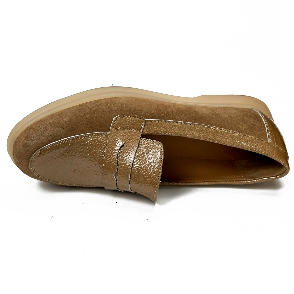 Mocassins femme en cuir 100 % camel à empiècements contrastés, vue de dessus – SELEX