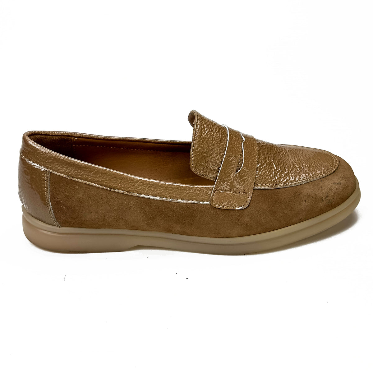 Mocassins femme en cuir 100 % camel à empiècements contrastés, vue de profil – SELEX