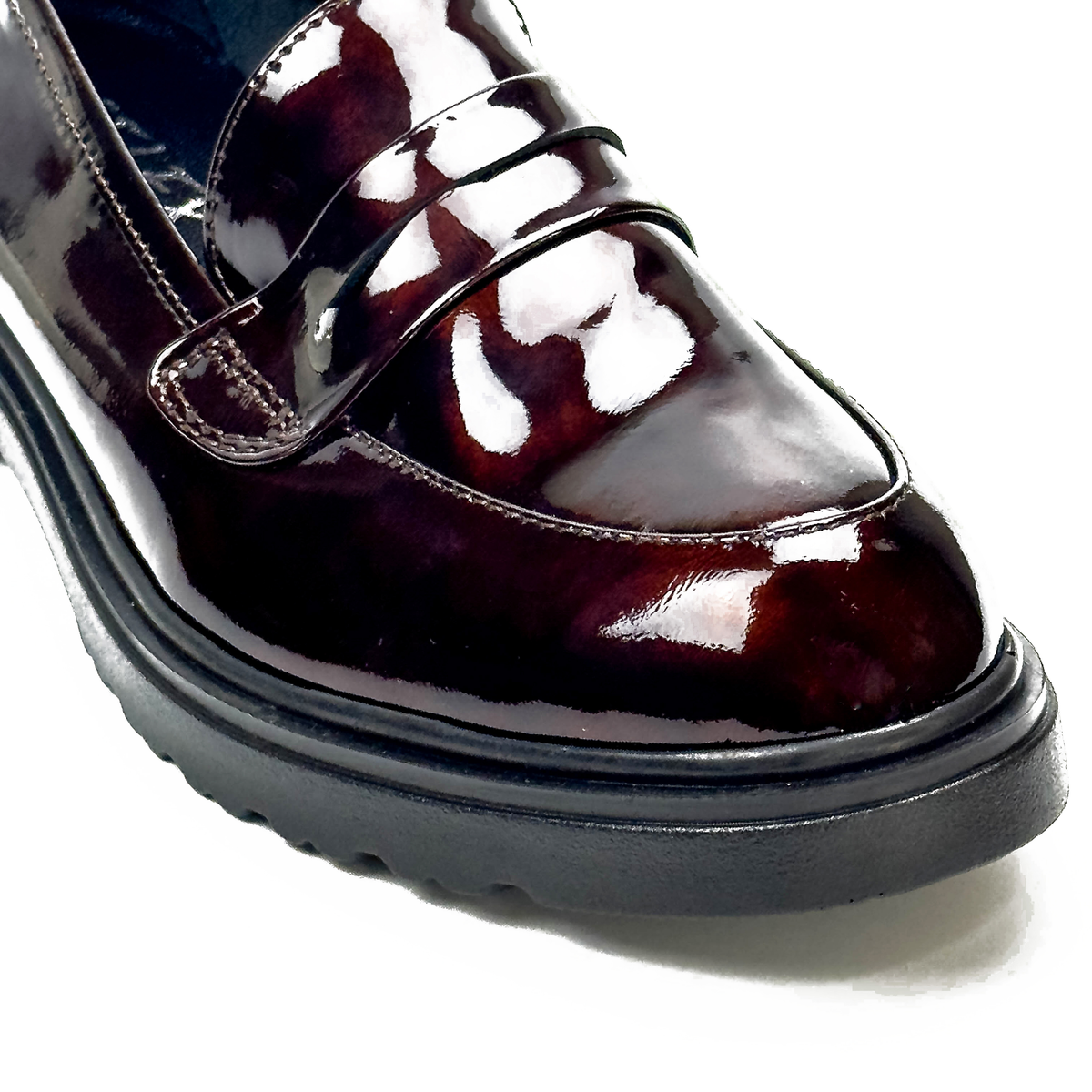 Détail des mocassins femme en cuir 100 % bordeaux finition vernie – SELEX