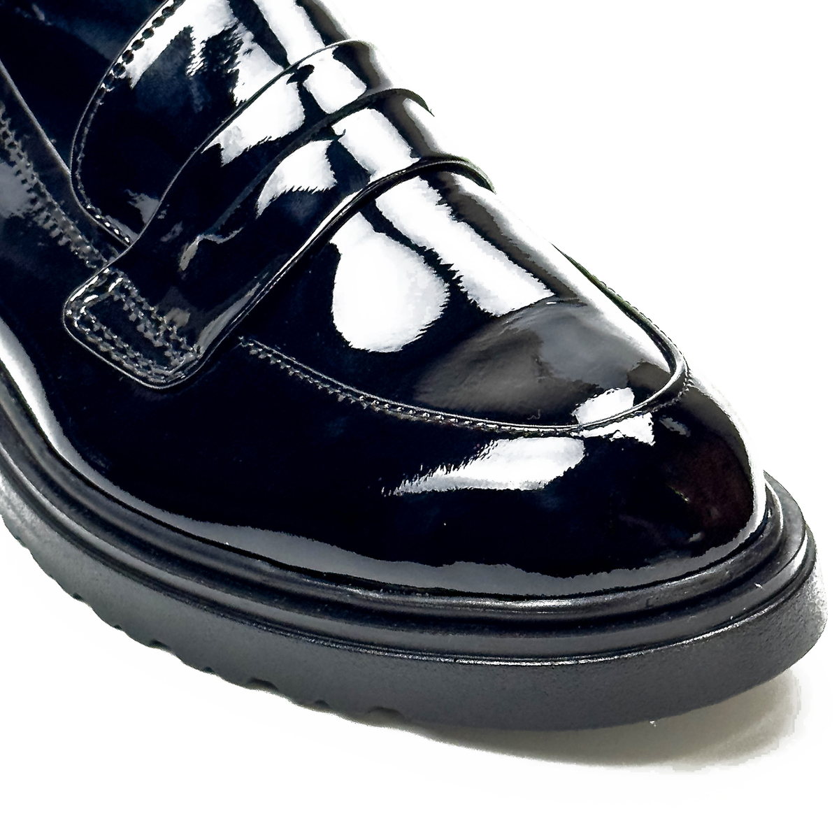 Détail des mocassins femme en cuir 100 % noir finition vernie – SELEX