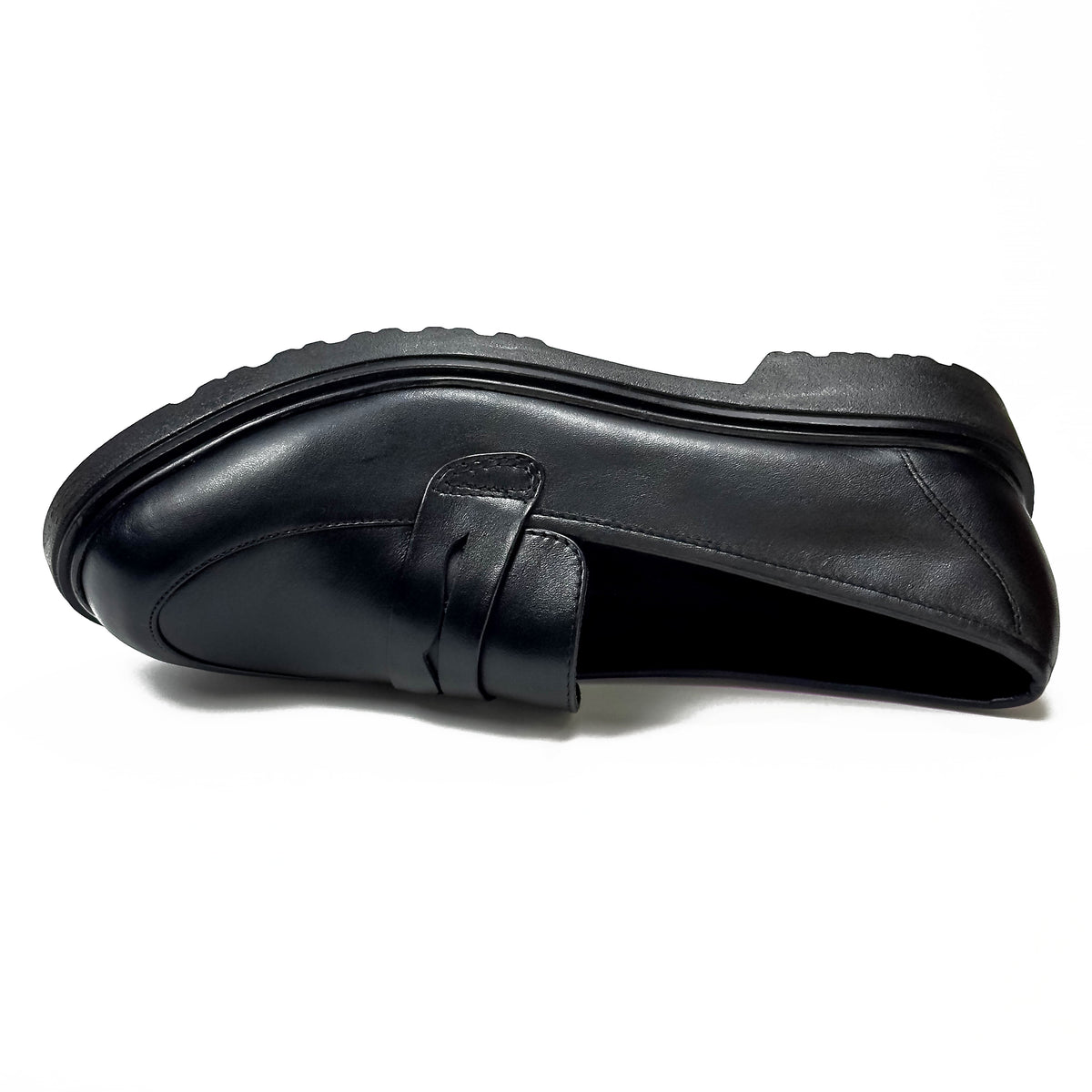 Mocassins femme en cuir 100 % noir à semelle épaisse, vue de dessus – SELEX