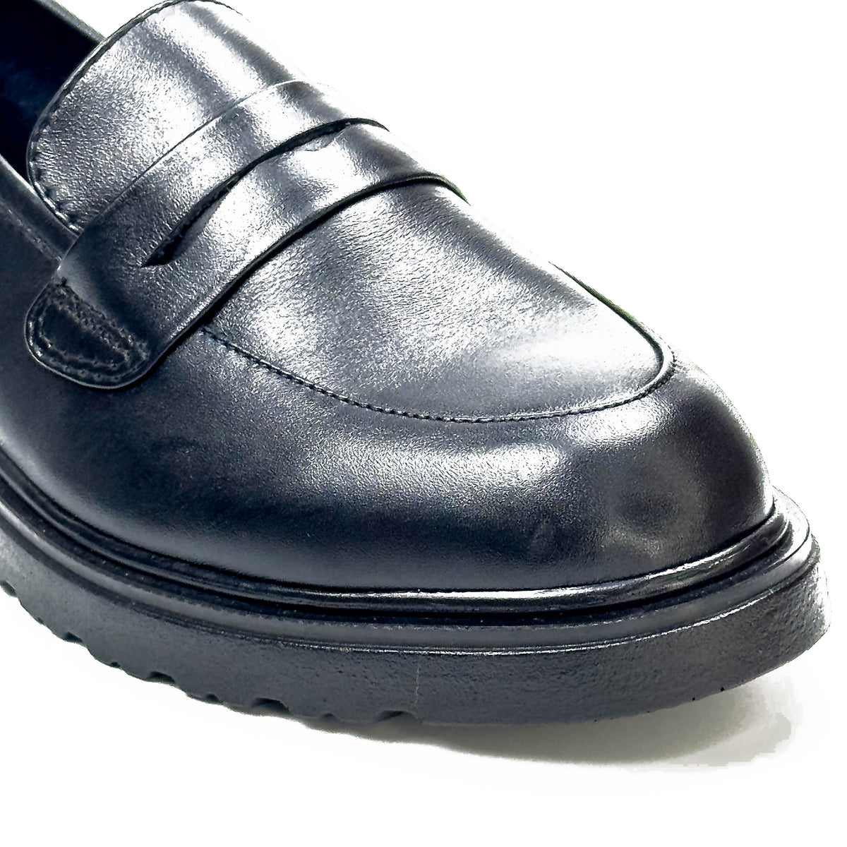 Détail des mocassins femme en cuir 100 % noir à semelle épaisse – SELEX