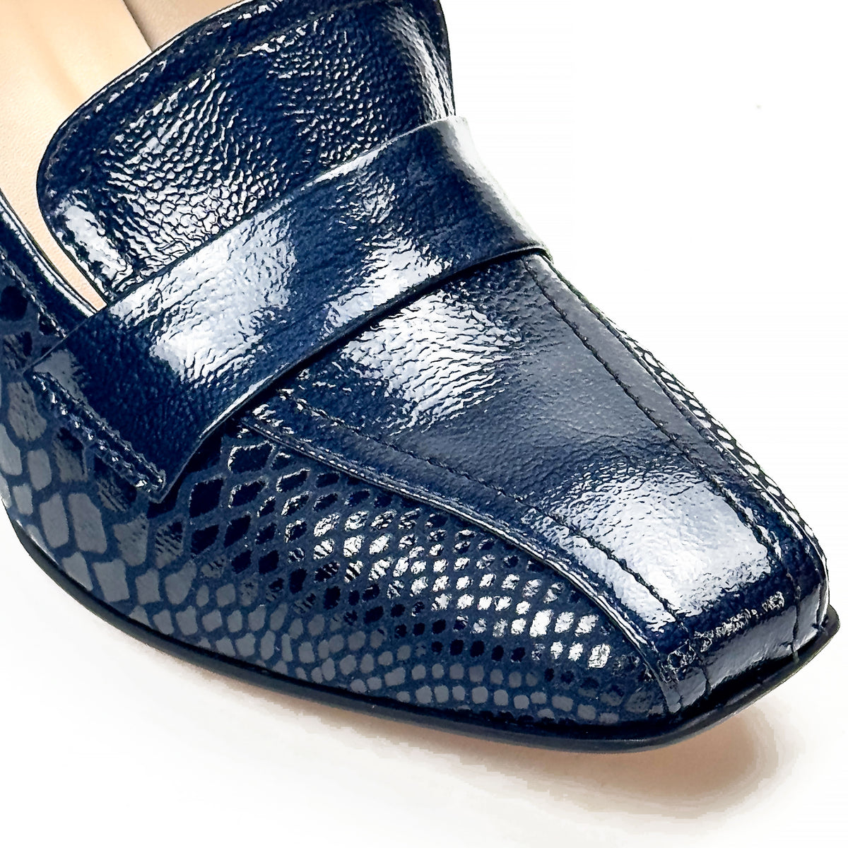 Détail du cuir des mocassins femme à talon bleu marine – SELEX