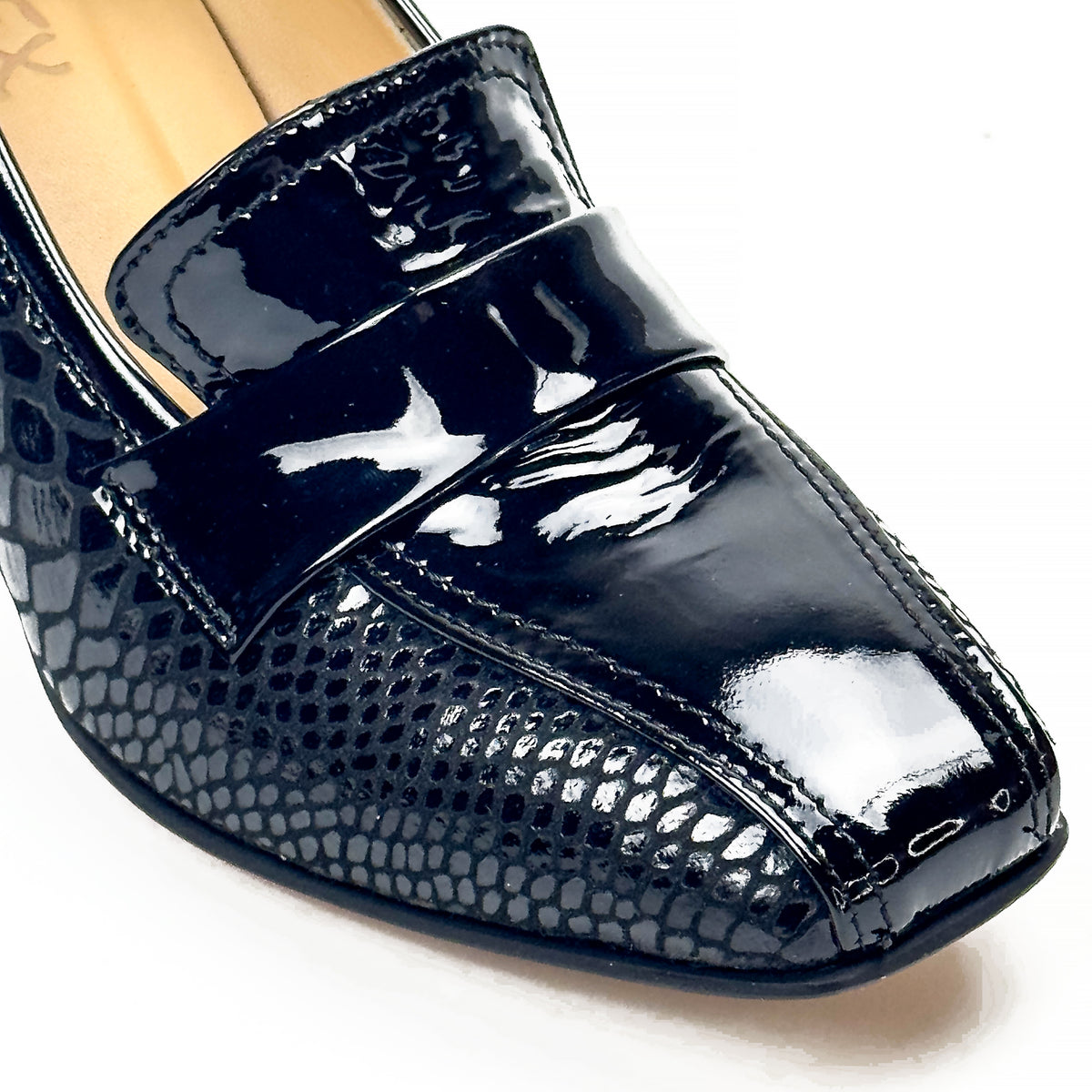 Détail du cuir des mocassins femme à talon noir – SELEX